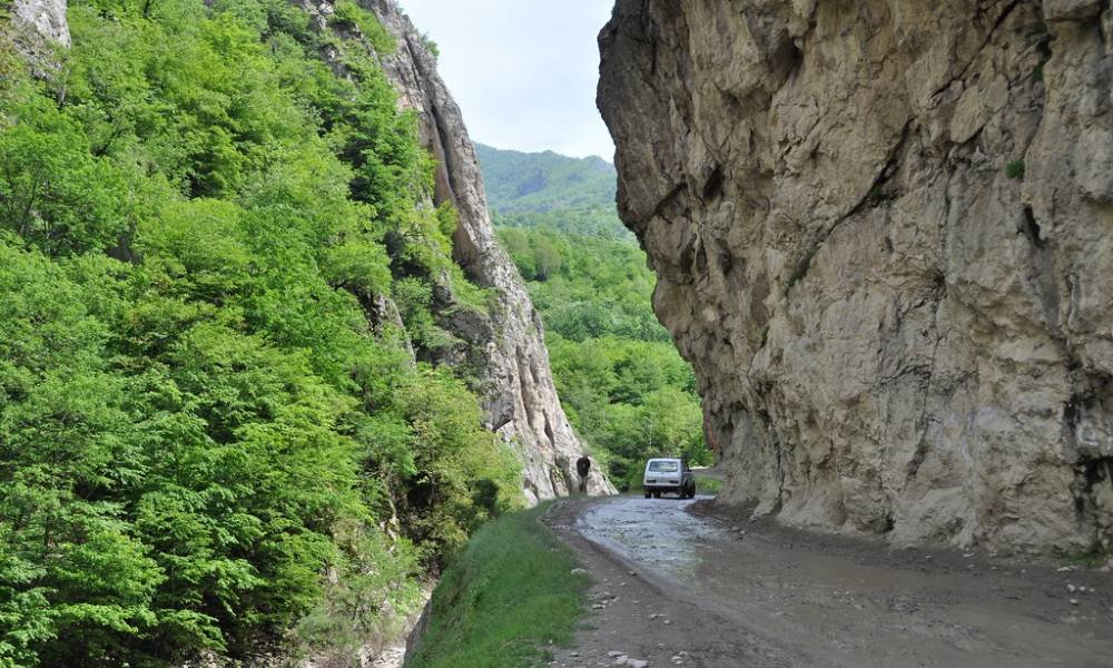 Горная дорога во время экскурсии из Баку, Азербайджан