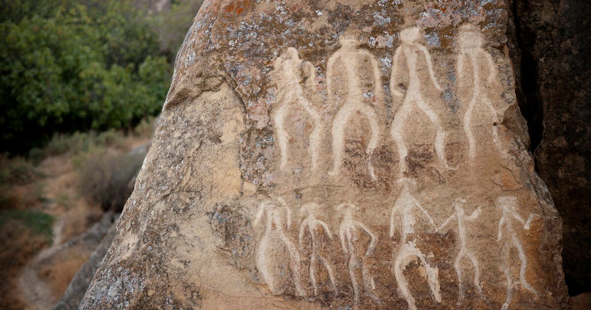 نقوش قوبستان الصخرية والبراكين الطينية في جولة من باكو
